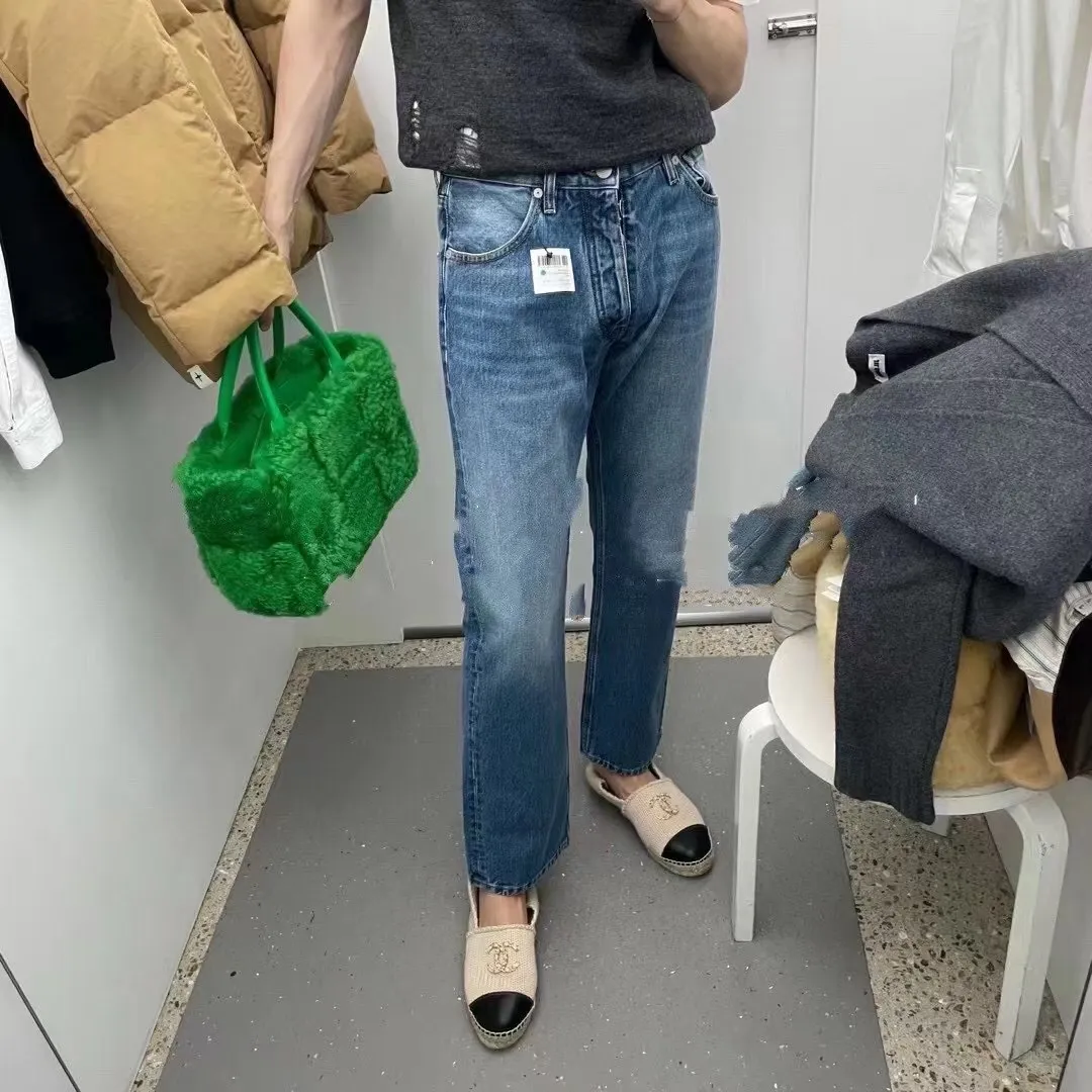 Parrot green 🦜BV arco tote’s fluffy style, it’s here, it’s here, it’s here with the fluff~ You’ll know how cute it is when you see the real thing! The soft and fluffy feel is really great. Rua, this year’s furry style, I stand on bv! ! Whether it is a jodie cloud bag or a tote, not all curly teddy fur can be used to make goods. The curl size of the fur directly affects the similarity of the entire bag. Material: full fur and lambskin ➕ lambskin lining is much more expensive than full leather! Again, if there is no ZP and no development, of course you have to be willing to spend money~36*24*12